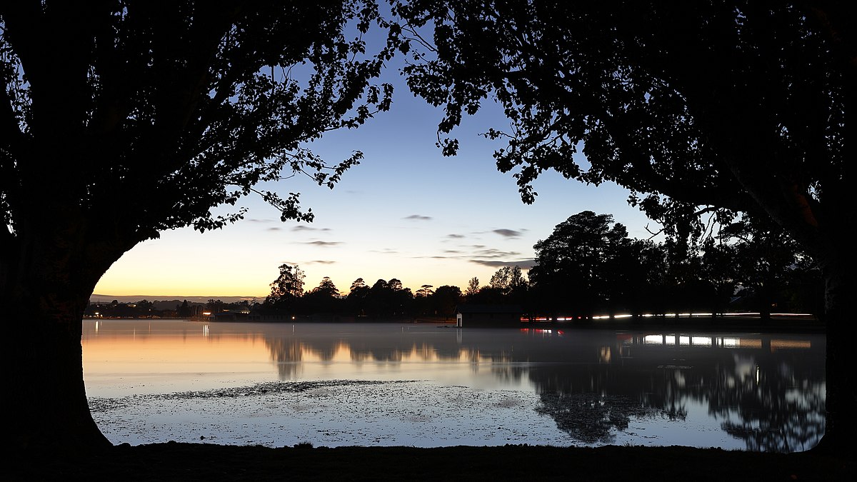 1200px-Dawn_Lights_(33593270452)